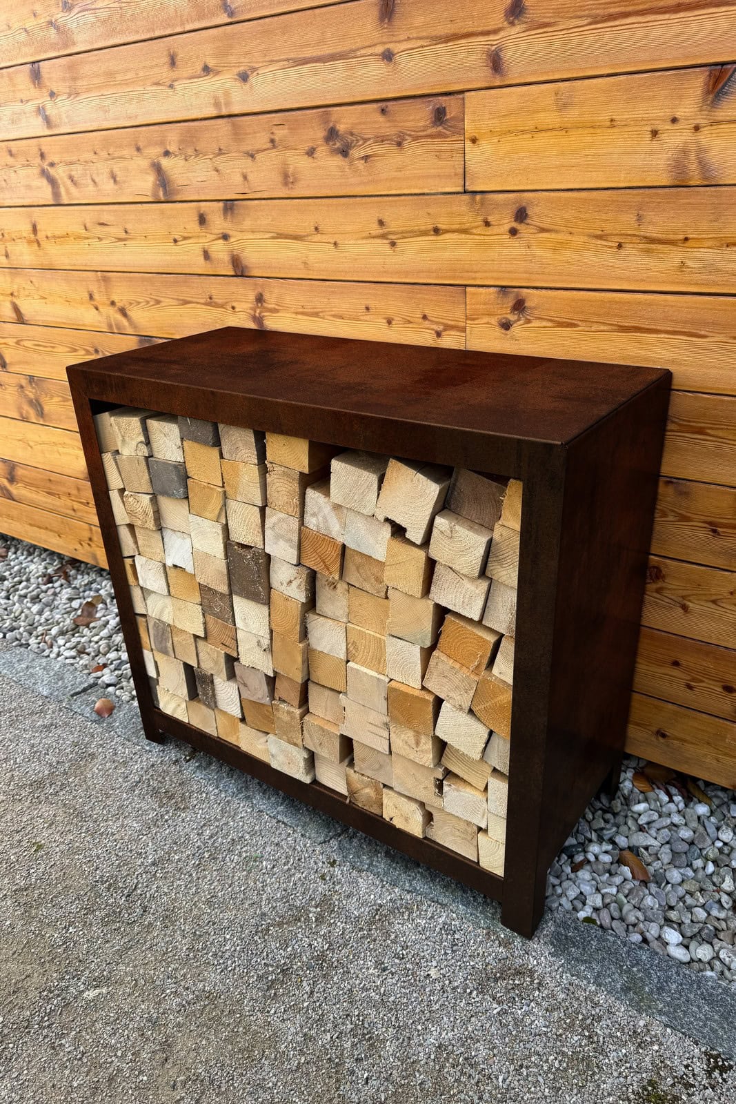 cortenovy stojan na drevo