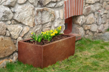 cortenovy truhlik line 1005 40x90x30 cm na zahrade