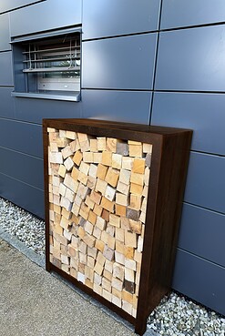 designovy stojan na drevo z cortenu