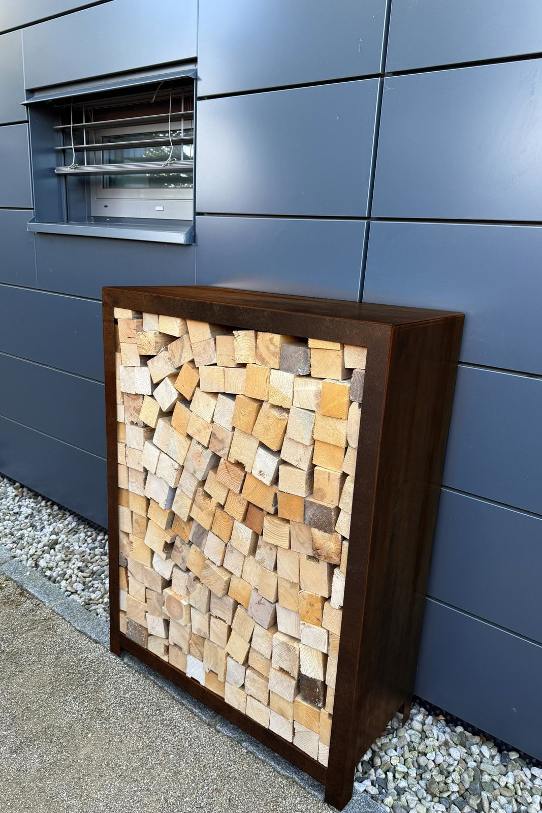 designovy stojan na drevo z cortenu