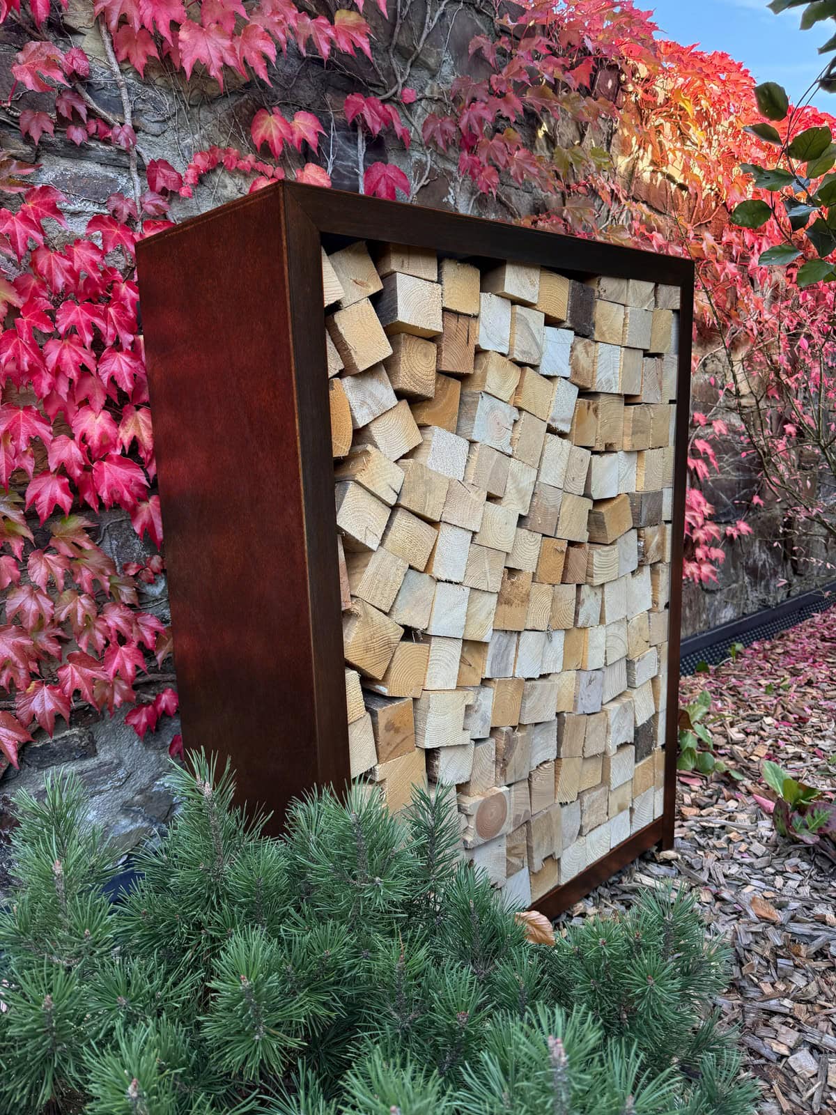 drevnik z cortenu ke krbu