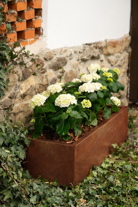 kvetinac z cortenove oceli line 1006 40x120x30 cm na zahrade