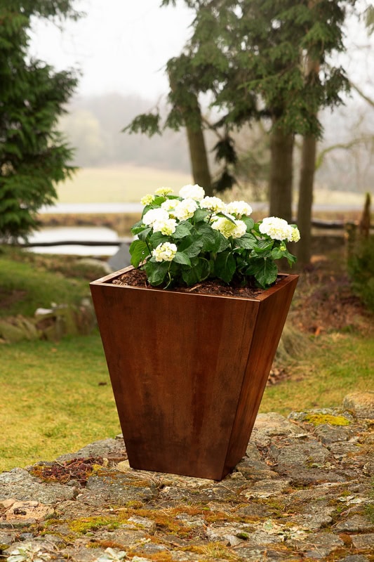 kvetinac z cortenu cono 1004 70x70x80 cm na zahrade