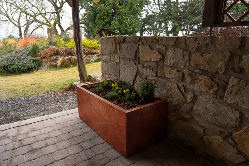 velky cortenovy kvetinac line 1007 60x120x50 cm na zahrade