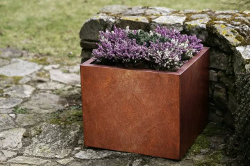 venkovni kvetinac z cortenu cube 1001 60x60x50 cm na zahrade