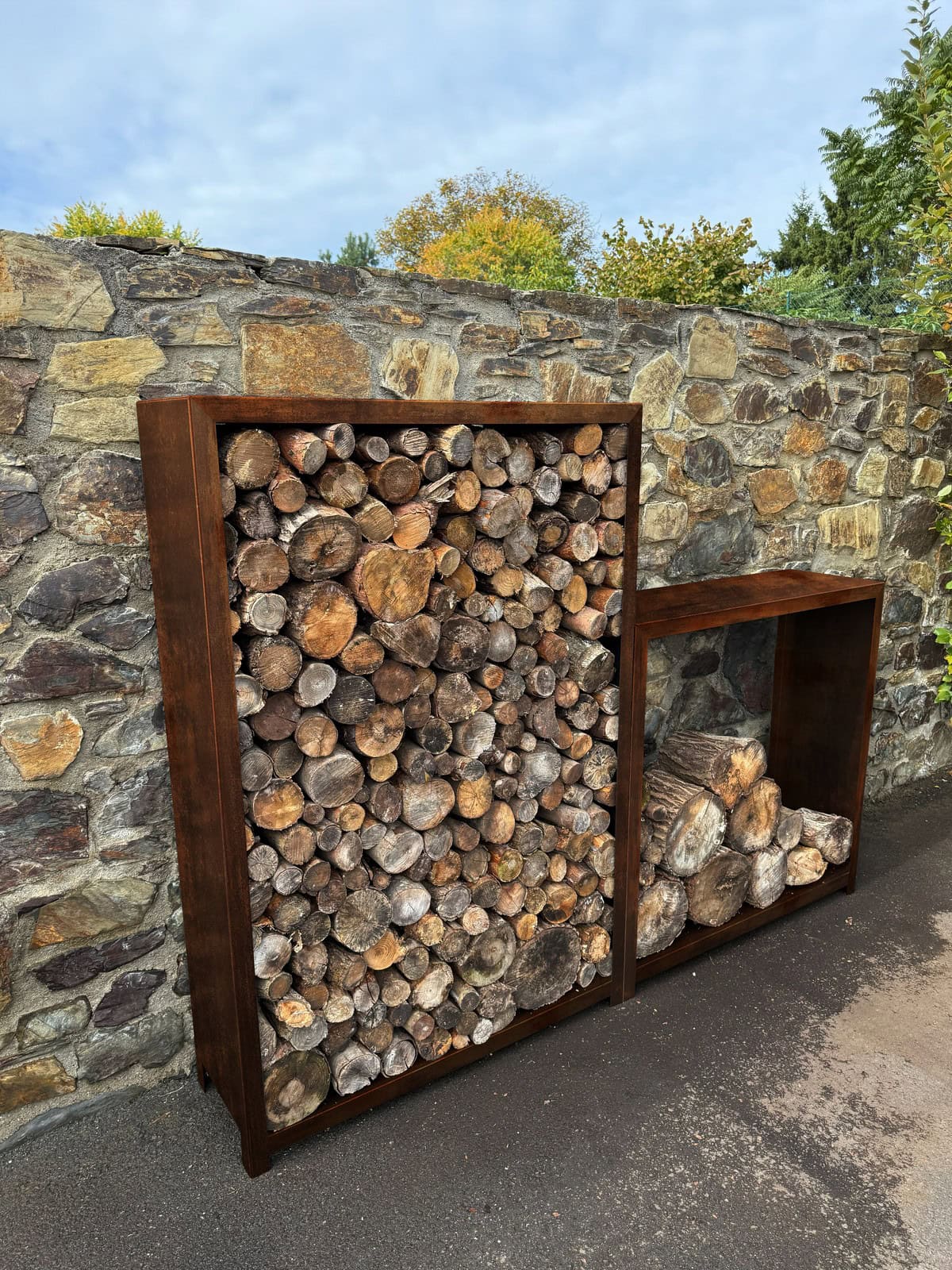 zasobnik na drevo z rezave oceli