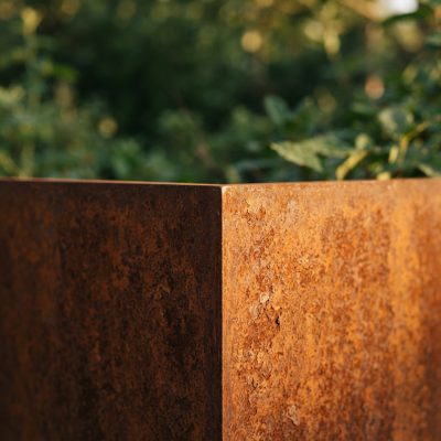 Detail povrchu oceli Corten s charakteristickou rezavou patinou, vhodná pro venkovní použití a architektonické projekty.
